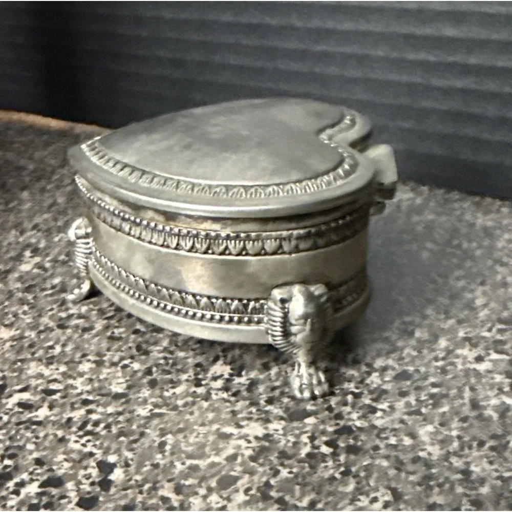 Vintage Victorian-Style Heart Jewelry Box Silver-Tone Lion Head Feet‎ 4